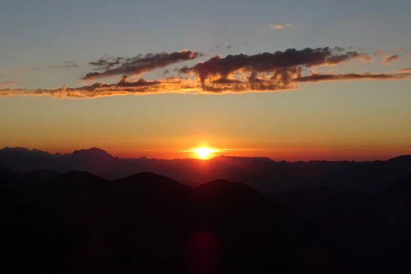 Die letzten Sonnenstrahlen am Berg